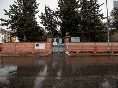 Siamo quindi di fronte al cancello d�ingresso, posto tra due colonne in pietra rossicce. Da qui non riusciamo a vedere la facciata della struttura, nascosta com�� dagli alti alberi che dominano il grande giardino circostante